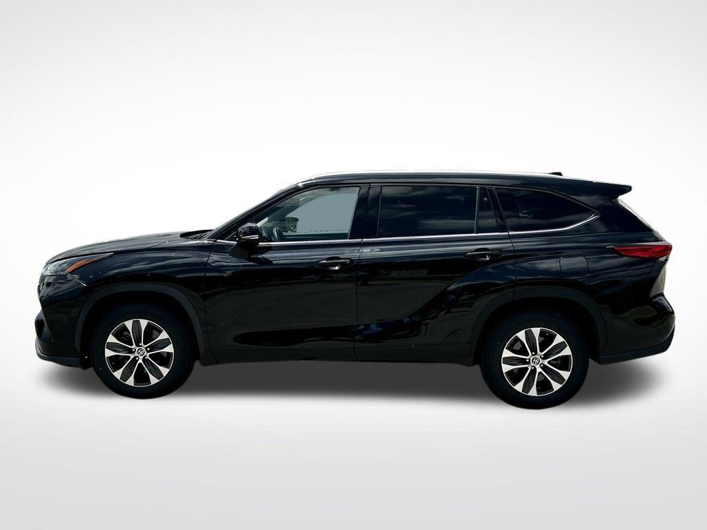 used 2022 Toyota Highlander car, priced at $29,772