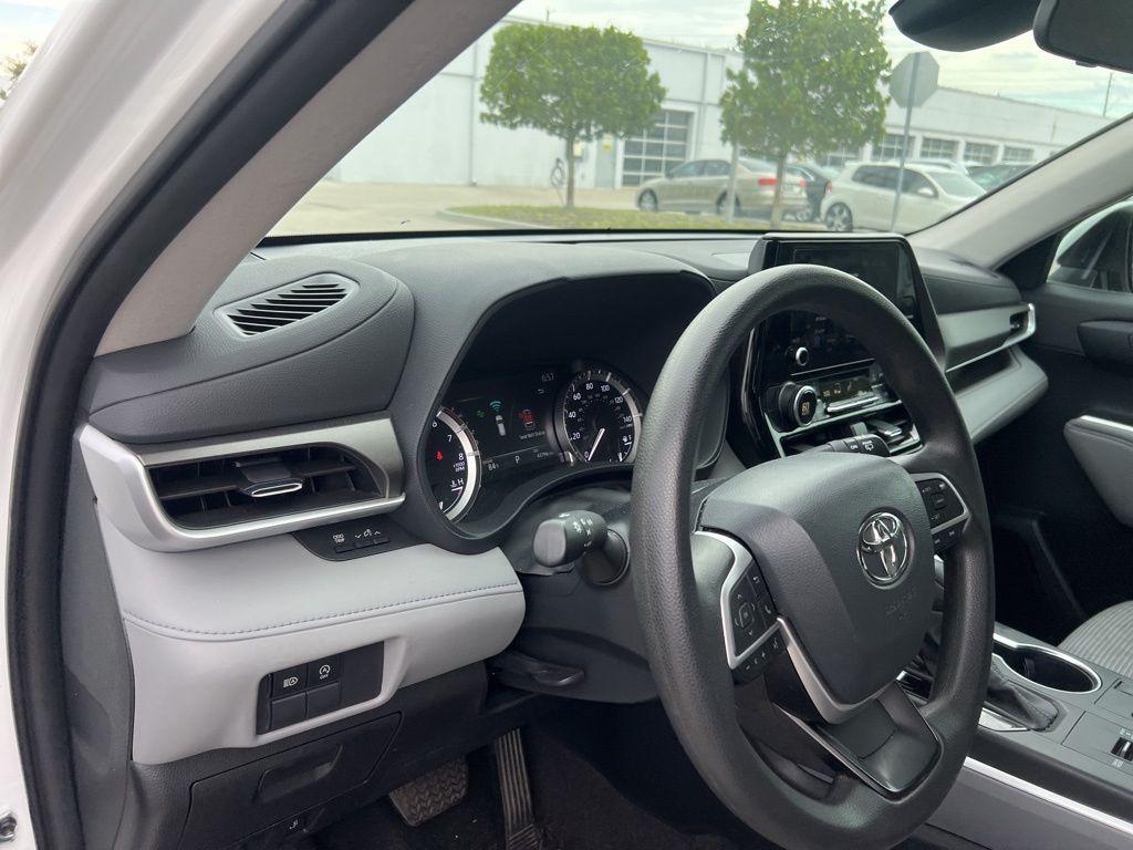 used 2023 Toyota Highlander car, priced at $32,321