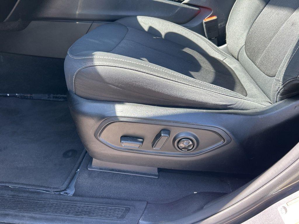 used 2023 Jeep Grand Cherokee L car, priced at $23,597