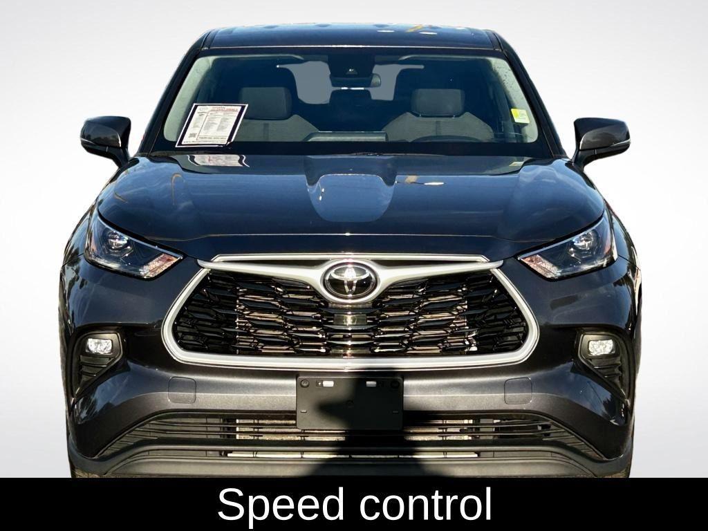 used 2022 Toyota Highlander car, priced at $28,305
