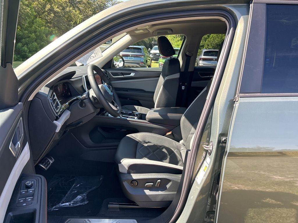 new 2025 Volkswagen Atlas car, priced at $41,946