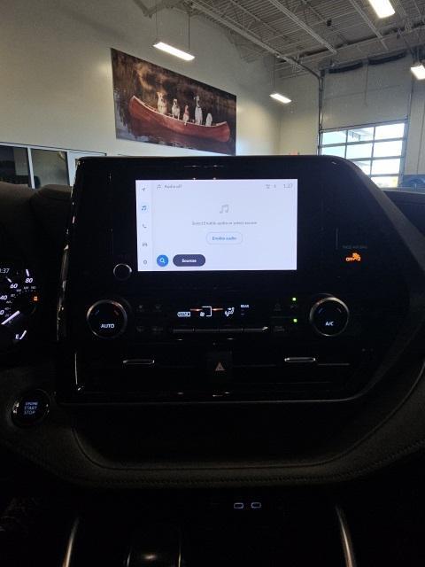 used 2023 Toyota Highlander car, priced at $33,504