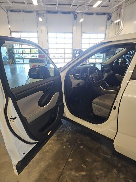 used 2023 Toyota Highlander car, priced at $33,504
