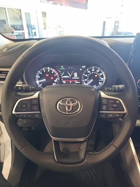 used 2023 Toyota Highlander car, priced at $33,504