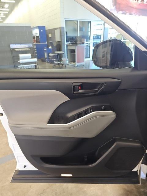 used 2023 Toyota Highlander car, priced at $33,504