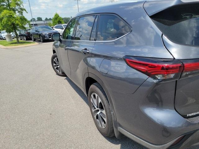 used 2022 Toyota Highlander car, priced at $38,477