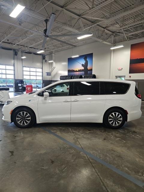 used 2022 Chrysler Pacifica Hybrid car, priced at $29,229