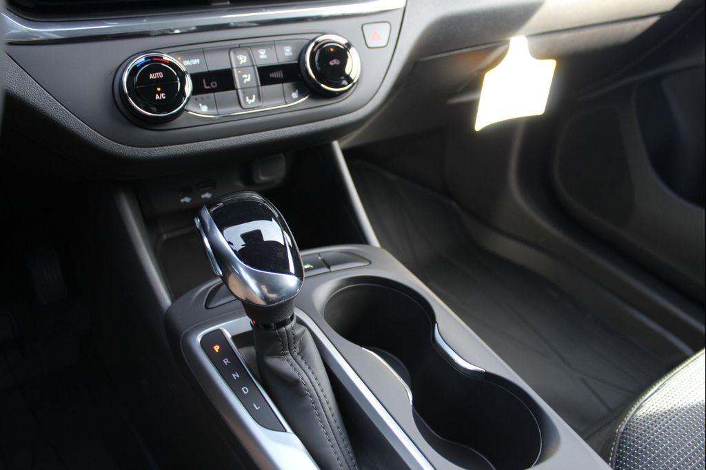 new 2025 Buick Envista car, priced at $25,260