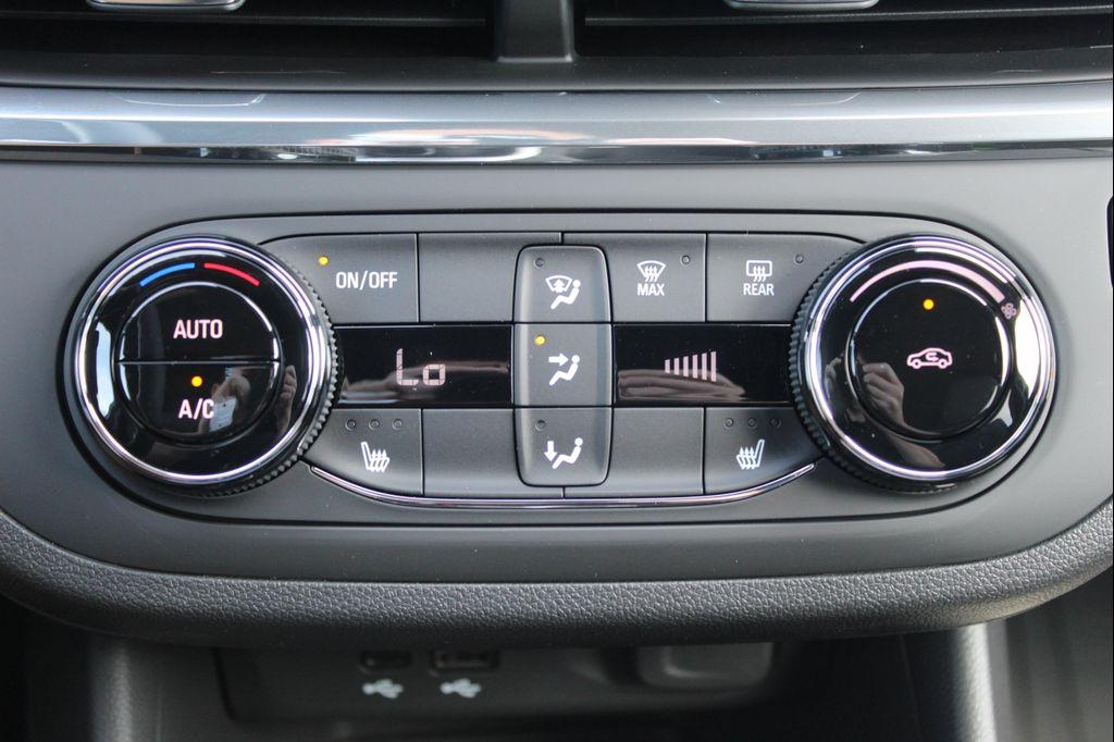 new 2025 Buick Envista car, priced at $25,260