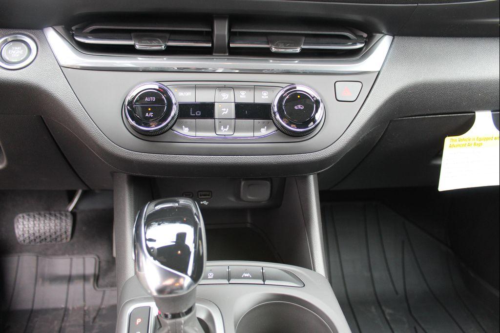 new 2025 Buick Envista car, priced at $25,680