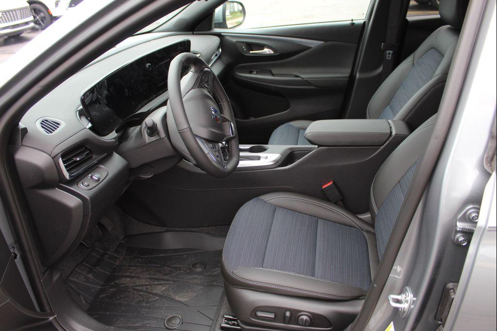 new 2025 Buick Envista car, priced at $25,680