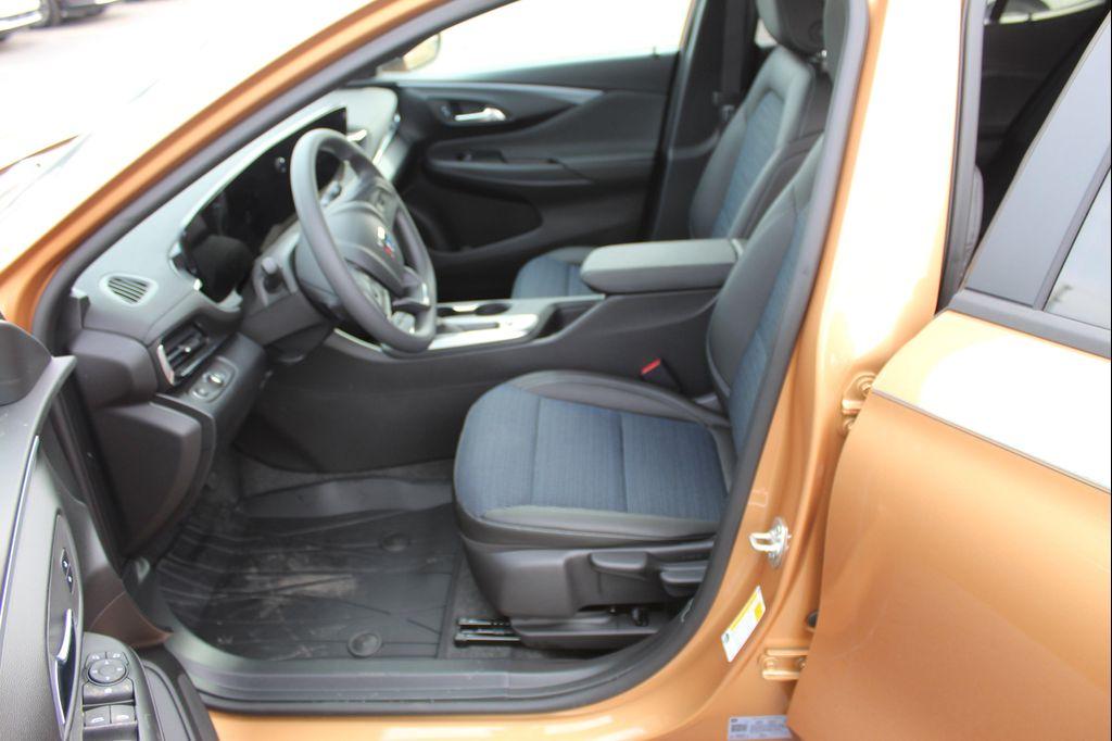 new 2025 Buick Envista car, priced at $23,998