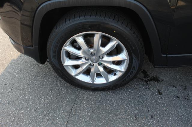 used 2015 Jeep Cherokee car, priced at $12,909