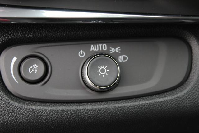 new 2025 Buick Envista car, priced at $26,199