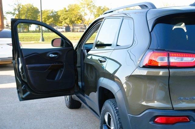 used 2015 Jeep Cherokee car, priced at $14,290