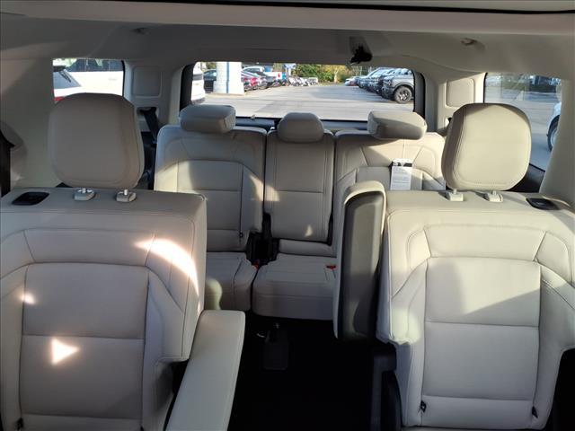 new 2025 Lincoln Navigator car, priced at $97,841