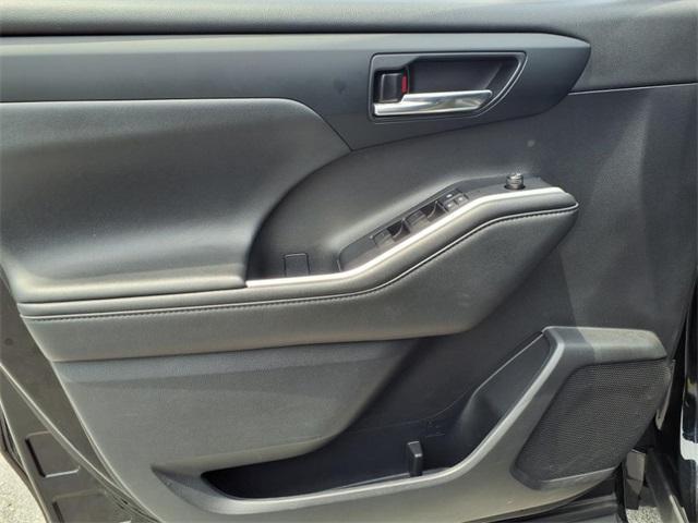 used 2021 Toyota Highlander car, priced at $29,900