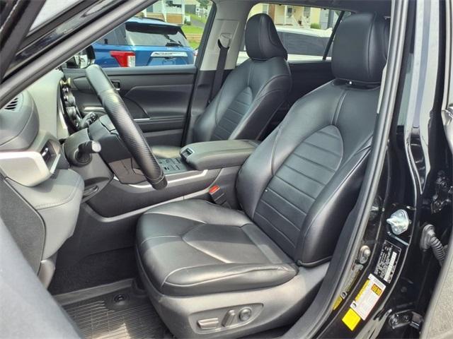 used 2021 Toyota Highlander car, priced at $29,900
