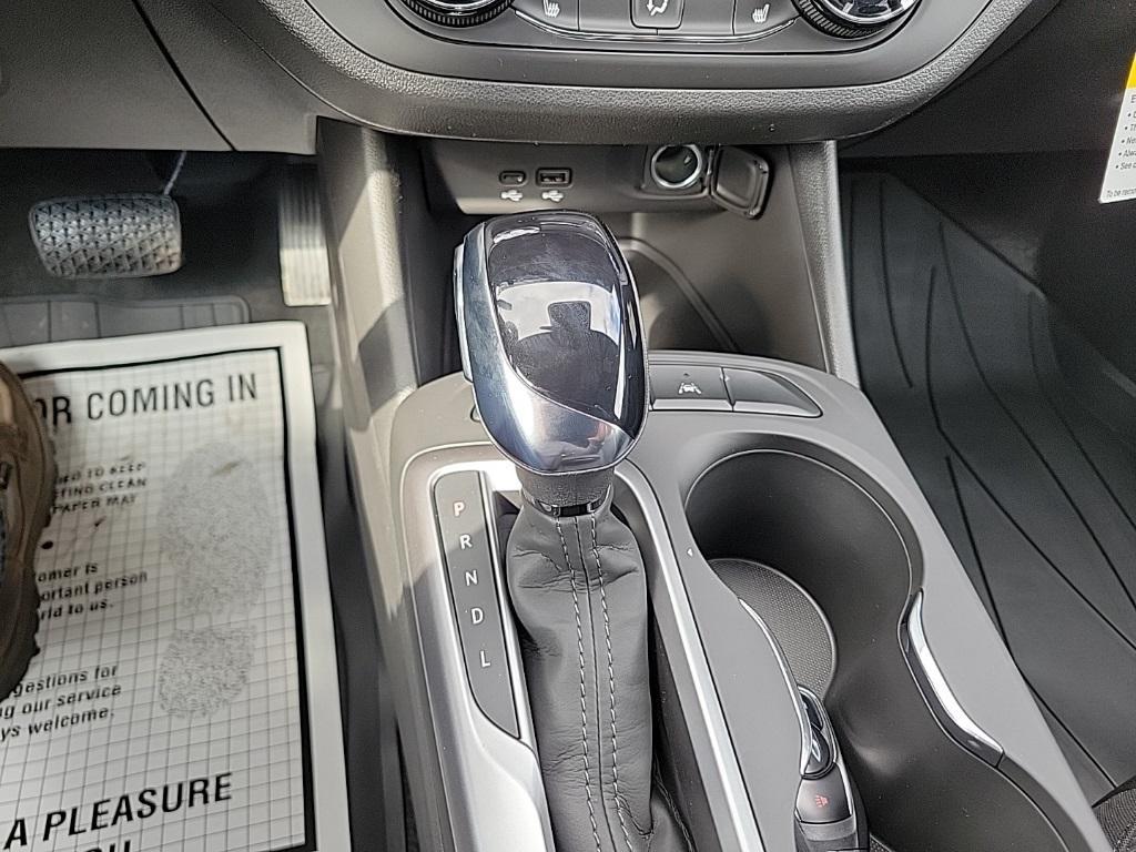 new 2025 Buick Envista car, priced at $26,835