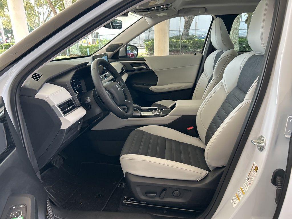 new 2025 Mitsubishi Outlander car, priced at $37,288