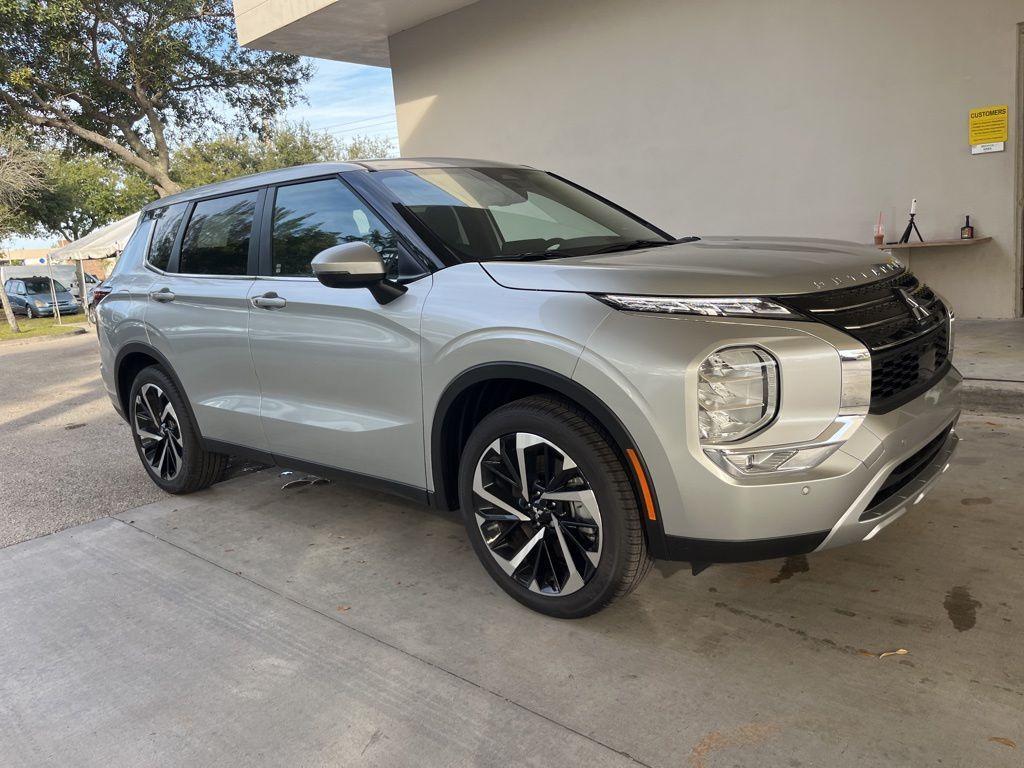 new 2024 Mitsubishi Outlander car, priced at $29,100