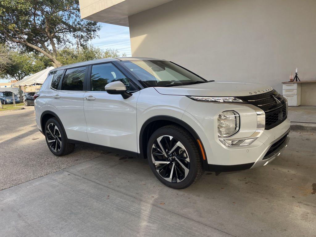 new 2024 Mitsubishi Outlander car, priced at $29,400