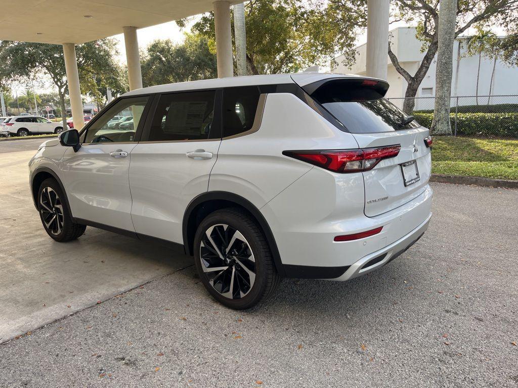 new 2024 Mitsubishi Outlander car, priced at $29,400