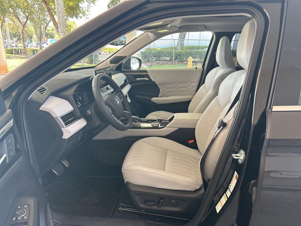 new 2025 Mitsubishi Outlander car, priced at $38,821