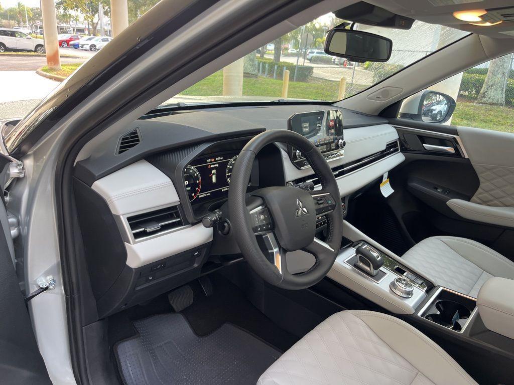 new 2024 Mitsubishi Outlander car, priced at $32,300