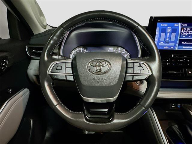 used 2022 Toyota Highlander car, priced at $39,876