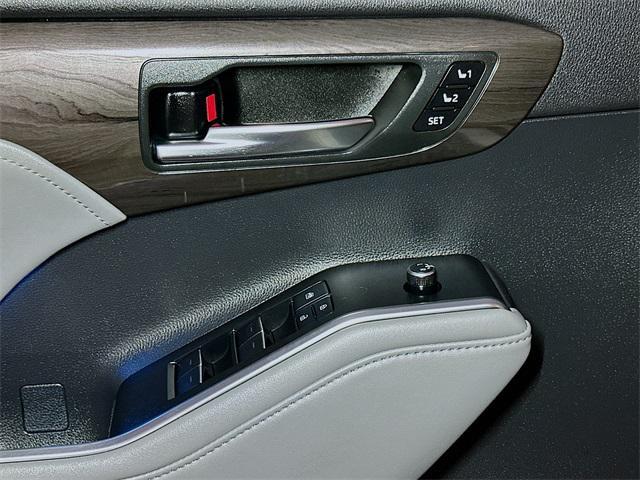 used 2022 Toyota Highlander car, priced at $39,876
