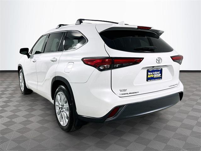 used 2022 Toyota Highlander car, priced at $39,876