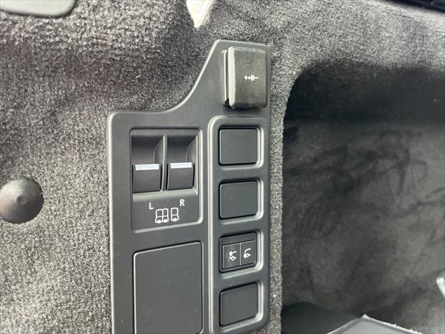 used 2024 Land Rover Discovery car, priced at $53,990