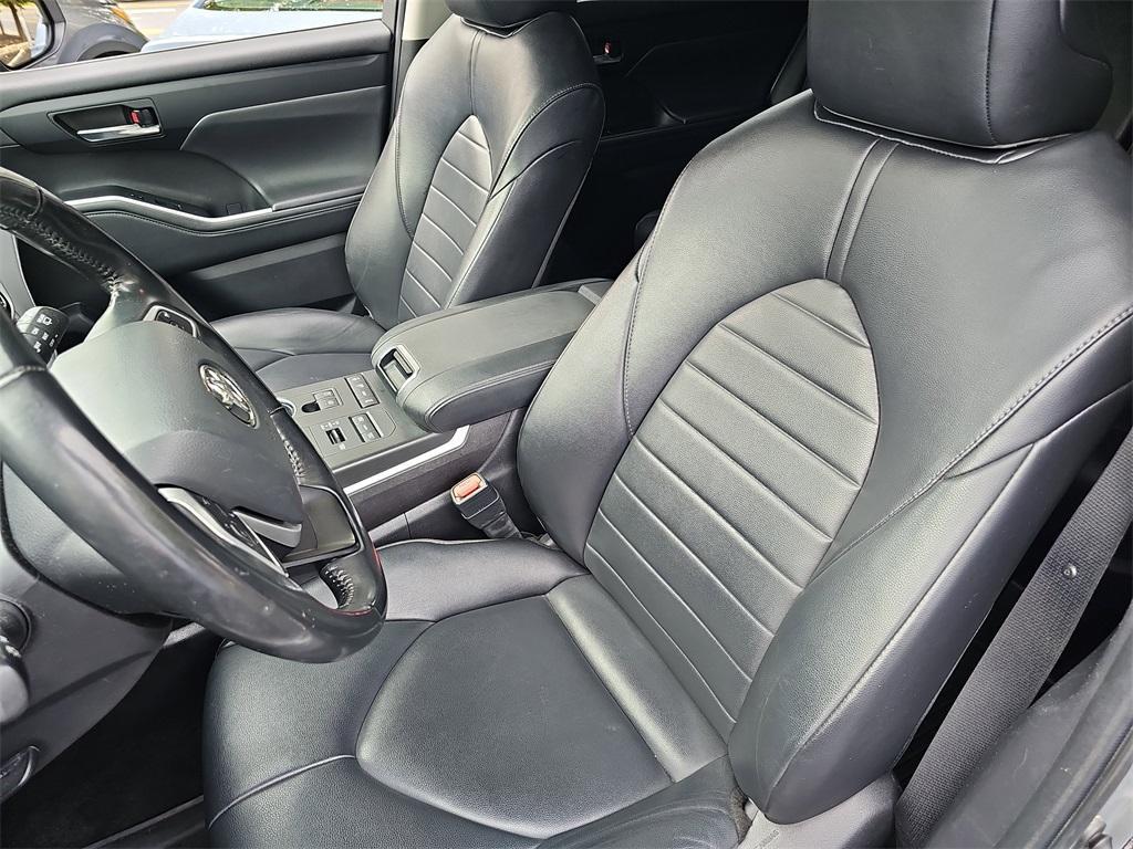 used 2022 Toyota Highlander car, priced at $31,495
