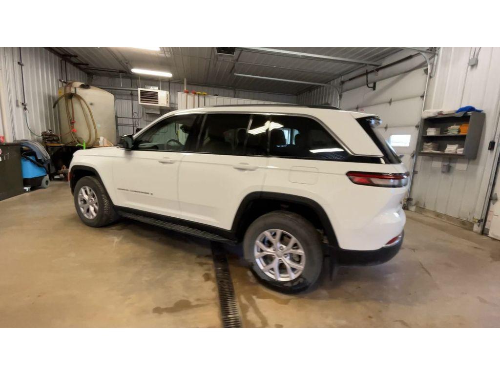 used 2022 Jeep Grand Cherokee car, priced at $33,740