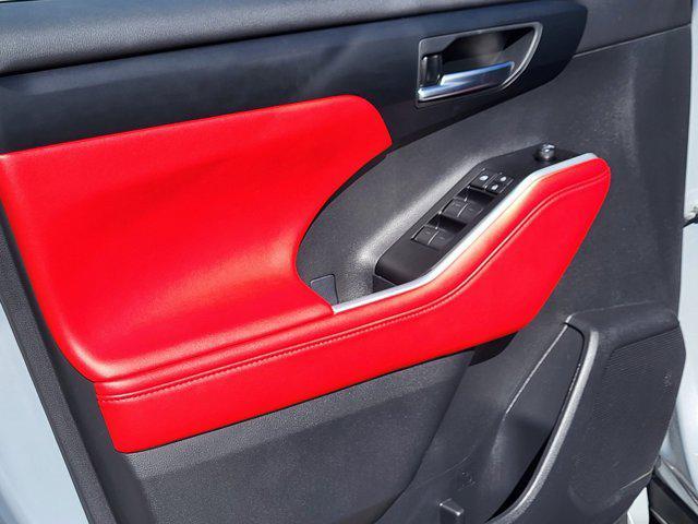 used 2025 Toyota Highlander car, priced at $49,995