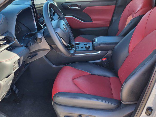 used 2025 Toyota Highlander car, priced at $49,995