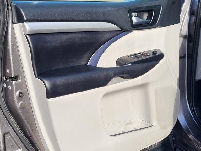 used 2019 Toyota Highlander car, priced at $28,495