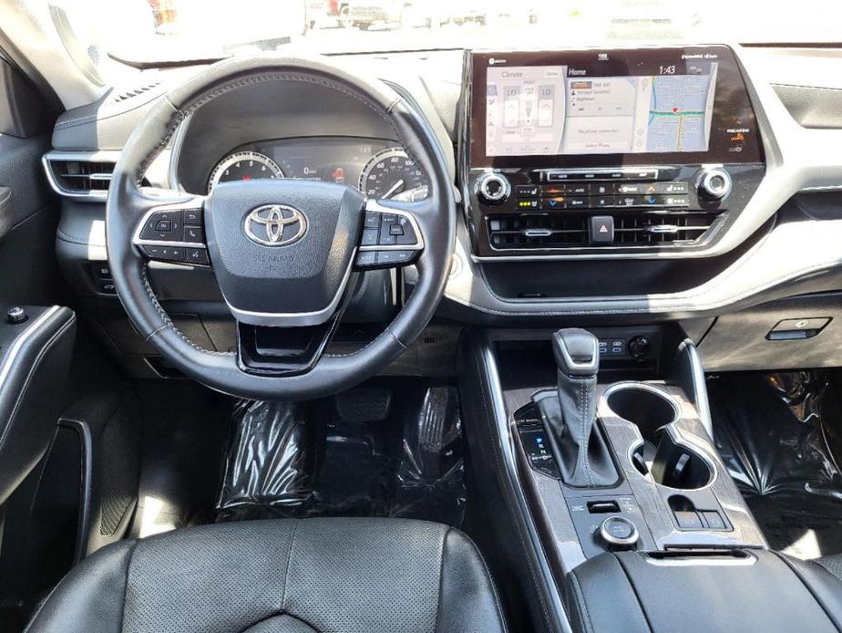 used 2022 Toyota Highlander car, priced at $41,995