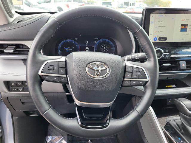 used 2023 Toyota Highlander car, priced at $39,995