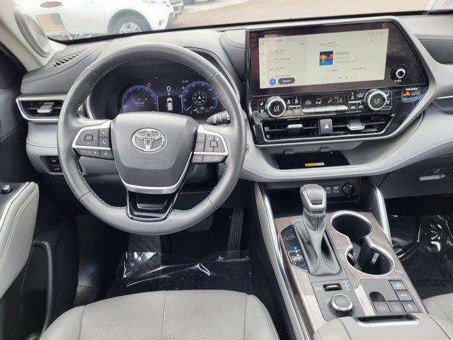 used 2023 Toyota Highlander car, priced at $39,995