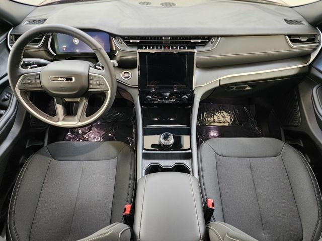 new 2025 Jeep Grand Cherokee car, priced at $39,000