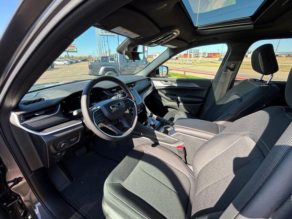 new 2025 Jeep Grand Cherokee car, priced at $38,861