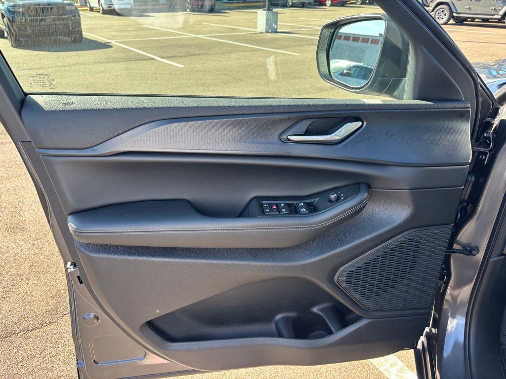 new 2025 Jeep Grand Cherokee car, priced at $38,861