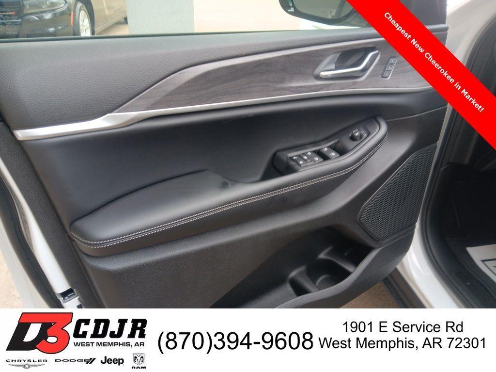 new 2025 Jeep Grand Cherokee car, priced at $42,799