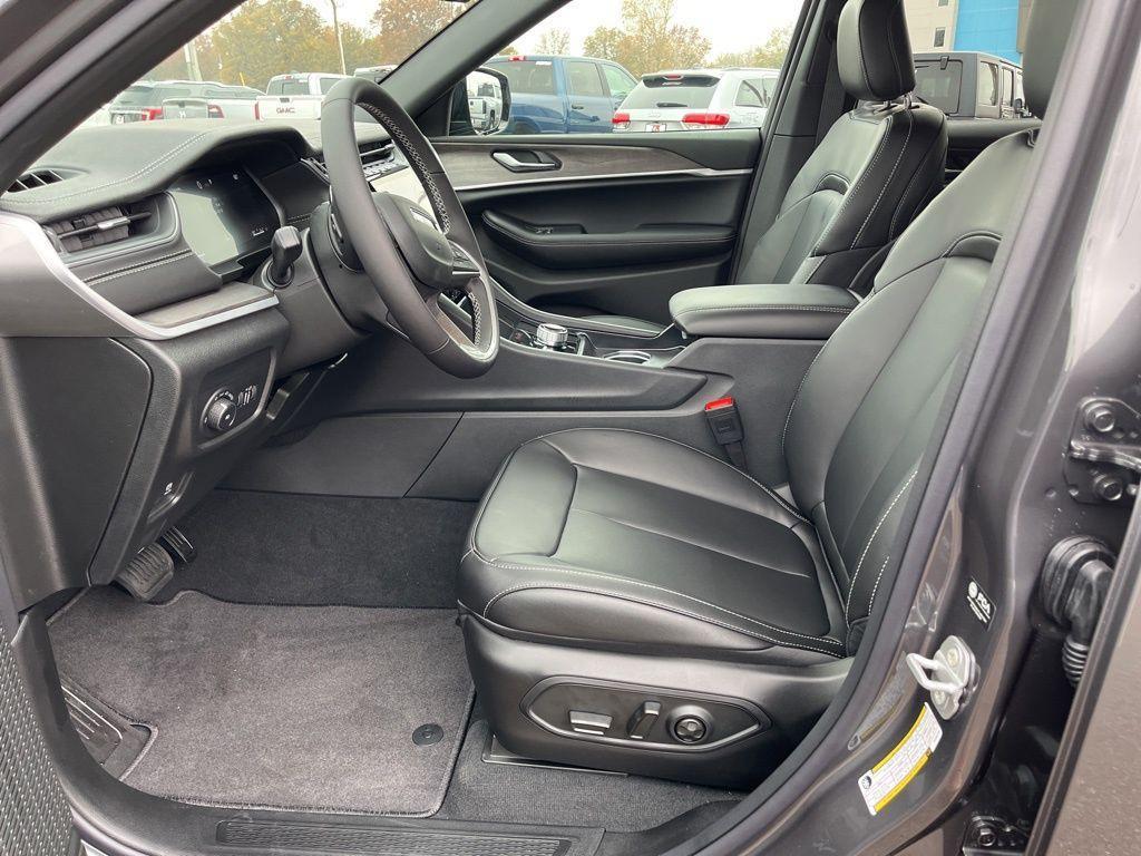 new 2025 Jeep Grand Cherokee car, priced at $45,180