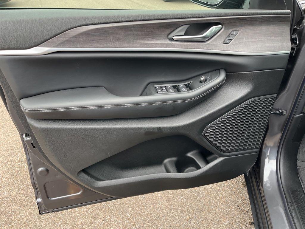 new 2025 Jeep Grand Cherokee car, priced at $45,180