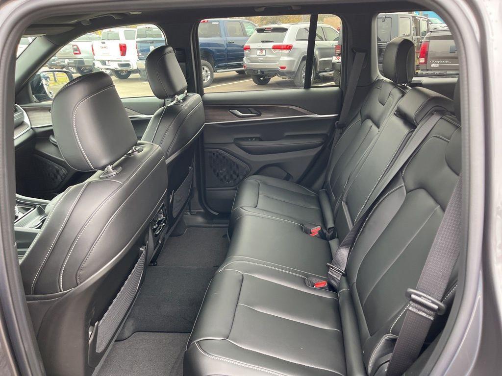 new 2025 Jeep Grand Cherokee car, priced at $45,180