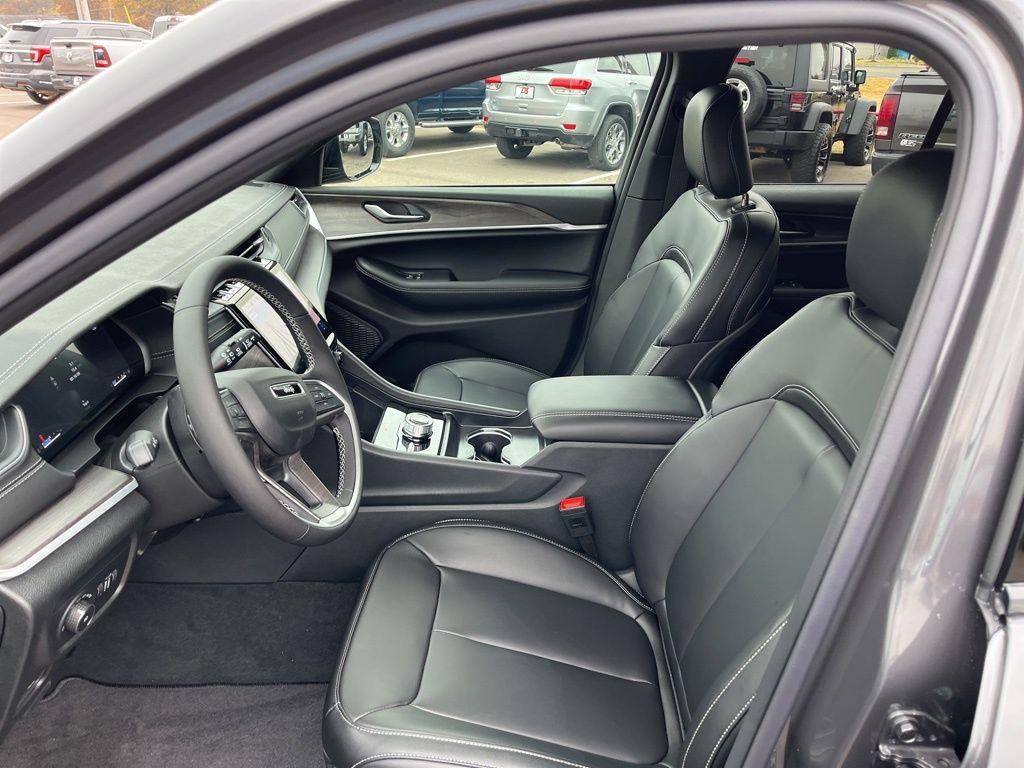 new 2025 Jeep Grand Cherokee car, priced at $45,180