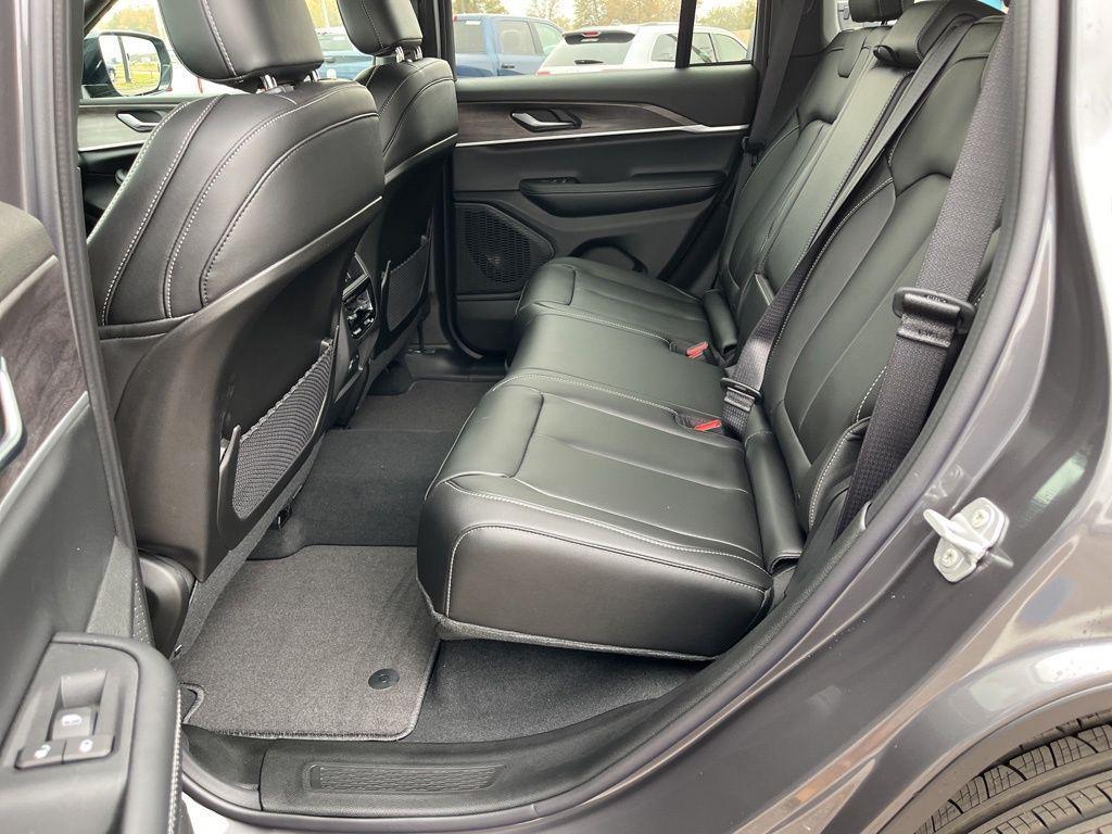 new 2025 Jeep Grand Cherokee car, priced at $45,180